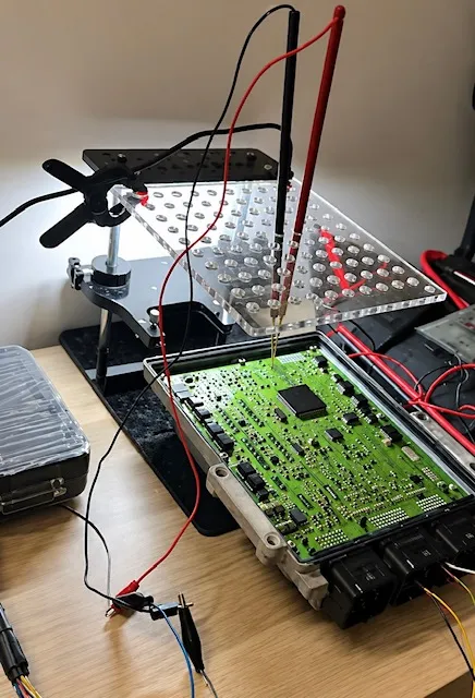 Calculateur ECU ouvert en cours de programmation BOOT avec sondes de test, reprogrammation moteur à Narbonne et Béziers par AC Auto Performance